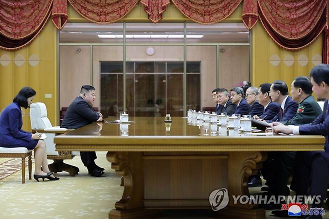 북한 김정은, 중국 정부대표단 접견 (평양 조선중앙통신=연합뉴스) 김정은 북한 국무위원장이 이른바 '전승절'(정전협정기념일) 70주년 열병식이 열린 다음 날인 28일 중국에서 파견된 당정 대표단을 접견했다고 조선중앙통신이 29일 보도했다.2023.7.29 
    [국내에서만 사용가능. 재배포 금지. For Use Only in the Republic of Korea. No Redistribution] nkphoto@yna.co.kr