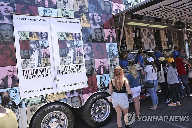테일러 스위프트 공연장 밖 판매점 (산타클라라 AP=연합뉴스) 27일(현지시간) 미국 캘리포니아주 산타클라라의 리바이스 스타디움에서 열린 테일러 스위프트 공연에 앞서 팬들이 관련 상품을 구입하는 모습. 2023.7.29