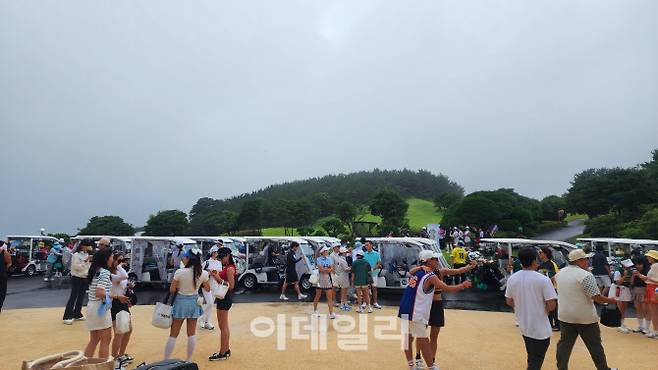 지난 28일 제주 서귀포시 클럽엘컨트리클럽에서 열린 ‘더 헌드레드컵 2023’ 대회를 앞두고 사람들이 대기하고 있다. (사진=백주아 기자)