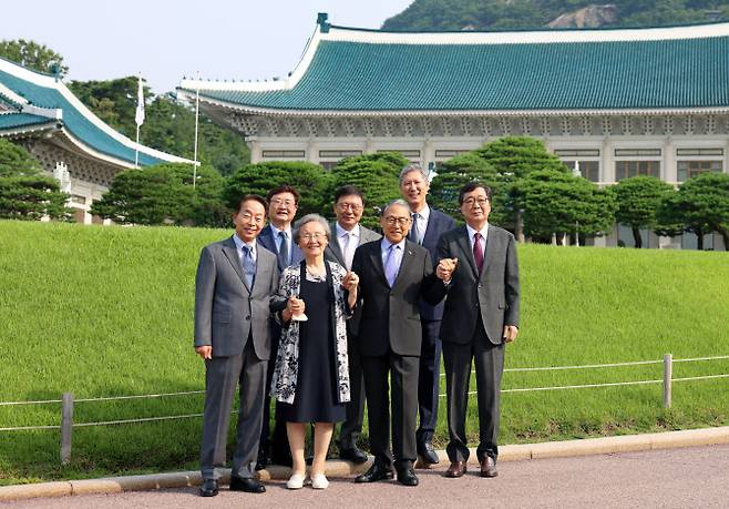 지난 29일 박보균 문체부 장관의 초대로 청와대를 찾은 역대 대통령 가족들이 청와대 개방 1주년 특별전시를 관람했다(사진=문체부 제공).