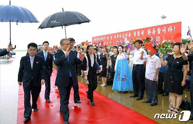 (평양 노동신문=뉴스1) = 북한의 '조국해방전쟁'(6·25전쟁) 승리 70돌 경축행사에 참가했던 리훙중 공산당 중앙위 정치국 위원 겸 전국인민대표대회(전인대) 상무위 부위원장을 비롯한 중국 당·정부 대표단이 29일 평양을 떠났다. [국내에서만 사용가능. 재배포 금지. DB 금지. For Use Only in the Republic of Korea. Redistribution Prohibited] rodongphoto@news1.kr