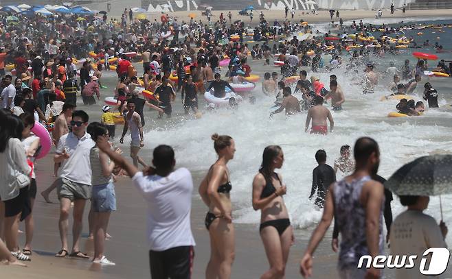 본격적인 피서철을 맞은 30일 오후 부산 해운대구 해운대해수욕장을 찾은 피서객들이 물놀이를 즐기며 더위를 식히고 있다. 2023.7.30/뉴스1 ⓒ News1 윤일지 기자