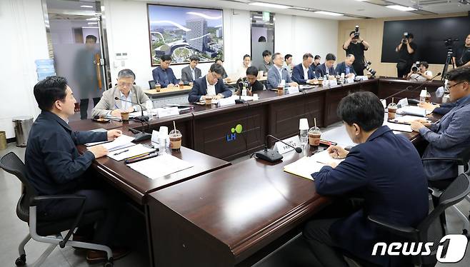 원희룡 국토교통부 장관이 30일 오후 서울 강남구 한국토지주택공사(LH) 서울지역본부에서 열린 공공주택 긴급안전점검 회의를 주재하고 있다.  2023.7.30/뉴스1 ⓒ News1 이승배 기자