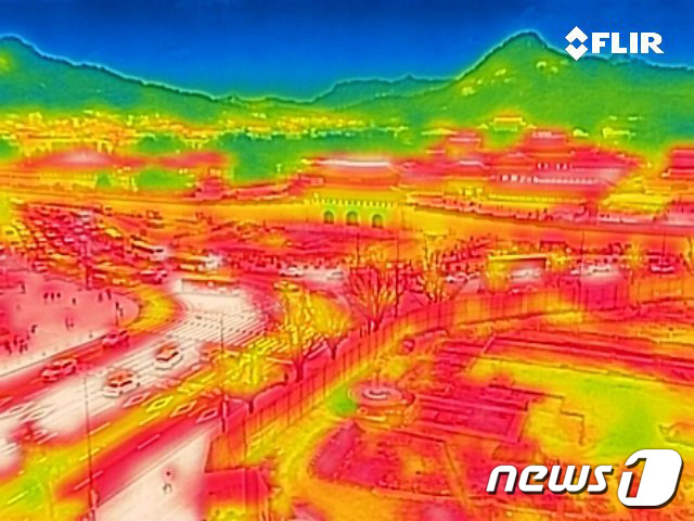 전국 대부분 지역의 낮 최고 기온이 35도에 이른 불볕 더위가 이어진 30일 서울 종로구 역사박물관에서 열화상카메라로 본 경복궁 일대 모습. 온도가 높을수록 붉은색으로 나타나며 상대적으로 온도가 낮은 곳은 푸른색으로 나타난다. 2023.7.30/뉴스1 ⓒ News1 김민지 기자