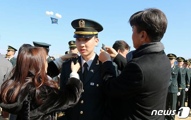 28일 충북 괴산 육군학생군사학교에서 열린 '2023년 학군장교(ROTC) 통합임관식에서 소위로 임관한 학군장교에게 가족들이 계급장을 달아주고 있다.2023.02.28/뉴스1 ⓒ News1 엄기찬 기자