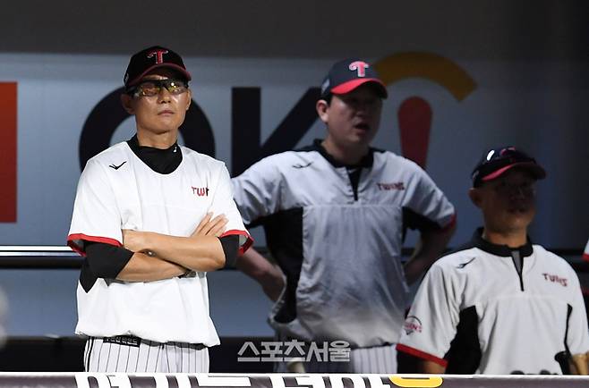 LG 염경엽 감독(왼쪽)이 수비를 지켜보고 있다. 박진업기자 upandup@sportsseoul.com