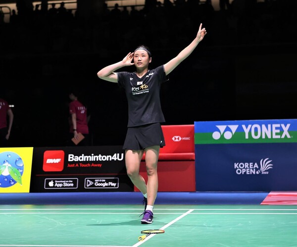 3일 전남 여수 진남체육관에서 열린 '세계배드민턴연맹(BWF) 코리아오픈 배드민턴 선수권대회' 여자 단식 결승전에서 세계랭킹 4위의 타이쯔잉(대만)을 2대0(21-0 21-15)으로 꺾고 우승한 안세영. 사진┃요넥스