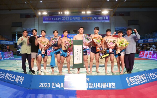 30(일) 충청북도 제천시 제천체육관에서 열린 '위더스제약 2023 민속씨름 제천의병장사씨름대회' 단체전에서 우승한 연수구청(인천광역시)선수들과 최근식 감독(오른쪽 첫번째)과 구자원 코치(왼쪽 첫번째)가 기념촬영을 하고 있다. 사진┃대한씨름협회