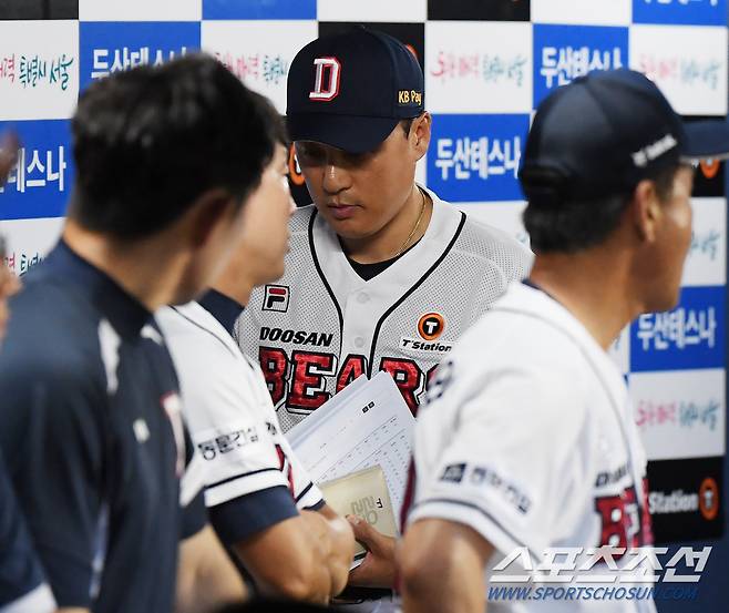 29일 서울 잠실구장에서 열린 LG와 두산의 경기. 5회초 이승엽 감독이 비디오판독에 항의한 후 퇴장당하고 있다. 잠실=정재근 기자 cjg@sportschosun.com/2023.7.29/