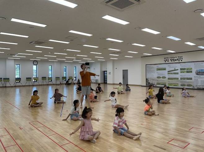 여름방학 특집 문화예술교육을 실시 중인 영덕문화관광재단.