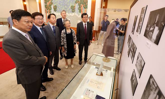 29일 박지만 EG 대표이사 회장(박정희 대통령 아들)등 대한민국 역대 대통령들의 가족 6인이 청와대 본관에서 열리고 있는 특별전 ‘우리 대통령들의 이야기’에 초대되어 지나온 세기의 역사들을 보고있다. . /문화체육관광부