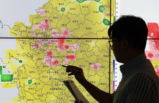 전국 대부분 지역에 폭염 특보가 내려진 30일 오후 경기도 수원시 권선구 수도권기상청에서 예보관이 기온을 살펴보고 있다. /연합뉴스