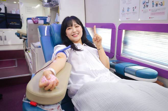 위아원 회원들이 헌혈봉사를 하고 있다. /위아원 제공