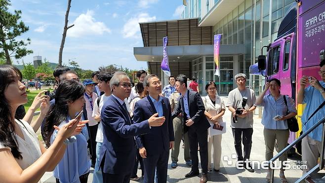 이종호 과기정통부장관(가운데)에게 프로그램을설명하는 전태호 관장직무대리(왼쪽).