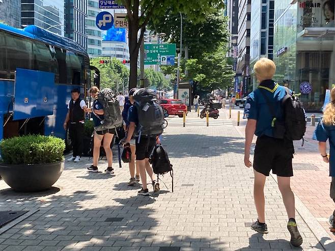 '2023 새만금 제25회 세계스카우트잼버리'에 참가하는 외국인 청소년들이 30일 서울 서초구 강남대로에서 버스를 타기 위해 분주히 움직이고 있다. 사진=김경수 기자