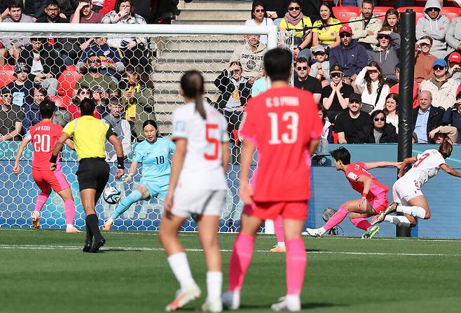 한국 여자 축구대표팀이 30일(한국시각) 호주 애들레이드의 하인드마시 스타디움에서 열린 2023 국제축구연맹(FIFA) 호주·뉴질랜드 여자 월드컵 H조 2차전 모로코와 경기 전반 모로코 이브티삼 즈라이디에게 실점하고 있다. 애들레이드/연합뉴스