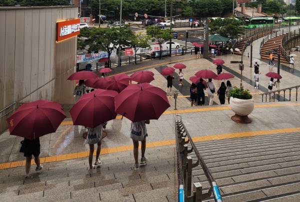고척 스카이돔을 찾은 팬들이 키움 구단이 제공한 우산을 쓰고 귀가하고 있다. 사진=키움 히어로즈
