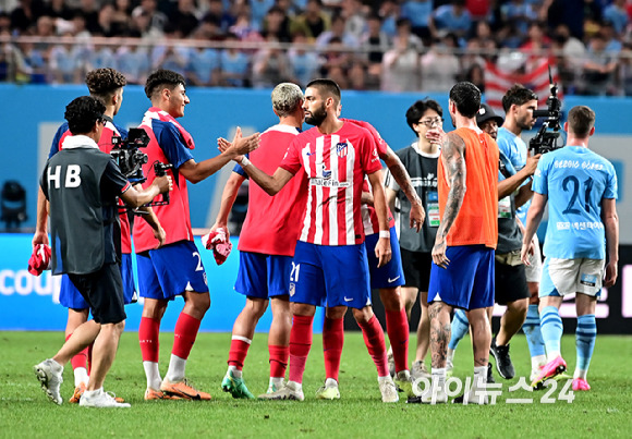 아틀레티코는 30일 서울월드컵경기장에서 열린 쿠팡플레이 시리즈 2차전에서 맨시티에 2-1로 이겼다.아틀레티코 마드리드 선수들이 기뻐하고 있다. [사진=곽영래 기자]