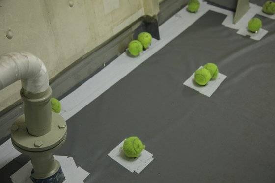 정조대왕함의 복도. 미설치 장비가 발부리에 걸려 넘어지지 않도록 테니스공으로 보호하고 있다. 이철재 기자