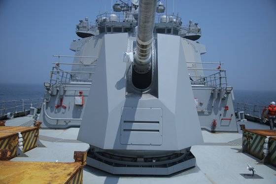 정조대왕함의 함포. 녹이 슨 장비는 시험평가용 웨이트(weightㆍ무게추)다. 이철재 기자