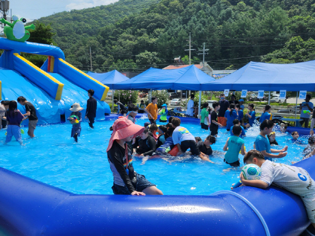 ▲ 홍천군청소년수련관(박형준 관장)은 지난 29일 수련관에서 제13회 청소년 물놀이 축제를 신영재 홍천군수, 유상범 국회의원, 이영욱 도의원 및 홍천군의원, 지역주민, 아동, 청소년 등이 참여한 가운데 개최했다.