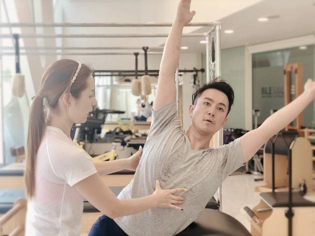 회원을 코칭하고 있는 모습.