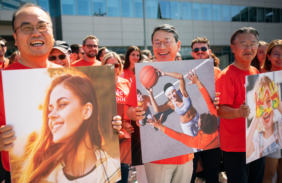 LG Electronics CEO Cho Joo-wan, middle, takes part in a flash mob to promote the company slogan "Life's Good" in Milan on Friday with some 100 employees from LG’s subsidiary in Italy. Since July 24, Cho visited LG Electronics’ subsidiaries in Europe including Poland, Germany and Italy to inspect their businesses. [LG ELECTRONICS]