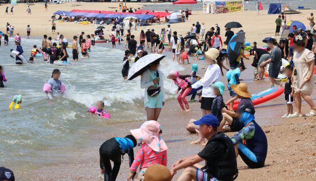 30일 오후 인천 중구 용유도 을왕리해수욕장에서 피서객들이 더위를 식히고 있다. 연합뉴스