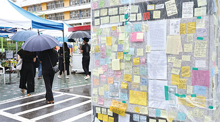 지난 7월 23일 서울 서초구 서이초등학교에서 추모객들이 담임교사 A씨를 추모하고 있다. (연합뉴스)