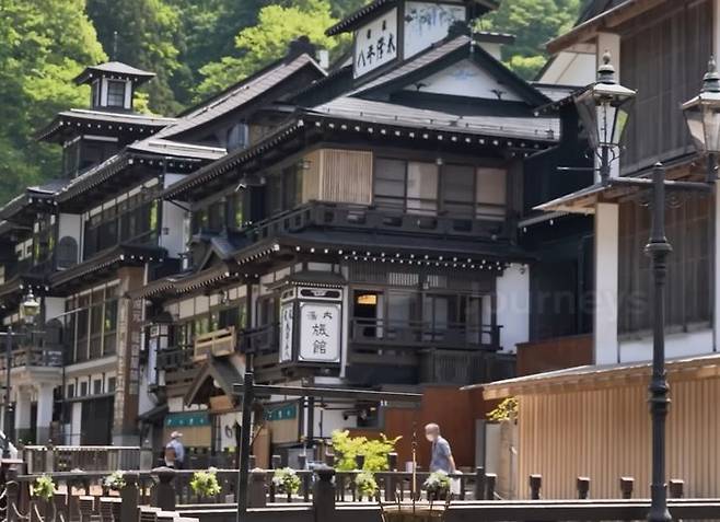 [서울=뉴시스] 일본 지방정부가 농가 감소와 고령으로 인한 노동력 부족을 해소하기 위해 공무원에게 부업을 허용하고 있는 사례가 늘고 있다고 지난 25일 더재팬뉴스는 보도했다. 사진은 체리 수확 관련 부업을 허가한 야마가타현 전경. (사진=유튜브 갈무리) 2023.07.28. *재판매 및 DB 금지