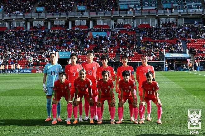 [서울=뉴시스] 30일 오후(한국시간) 호주 애들레이드 힌드매쉬스타디움에서 열린 2023 국제축구연맹(FIFA) 호주·뉴질랜드 여자 월드컵 H조 2차전 대한민국 대 모로코 경기, 한국 대표팀 선발 출전 선수들이 경기 시작에 앞서 기념촬영을 하고 있다. (사진=대한축구협회 제공) 2023.07.30. photo@newsis.com *재판매 및 DB 금지