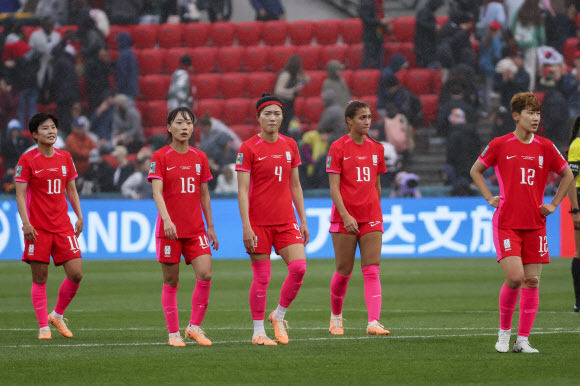 30일 호주 애들레이드에 위치한 쿠퍼스 스타디움에서 열린 국제축구연맹(FIFA) 2023 호주·뉴질랜드 여자월드컵 조별리그 H조 2차전 모로코와의 경기에서 0-1로 패한 한국 대표팀 선수들이 실망스러운 표정을 짓고 있다. 애들레이드=뉴시스