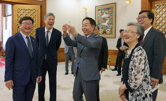 활짝 웃는 역대 대통령 가족들 - 역대 대통령 가족들이 지난 29일 서울 종로구 청와대 본관에서 열리고 있는 특별전 ‘우리 대통령들의 이야기’를 보던 중 활짝 웃고 있다. 왼쪽부터 박보균 문화체육관광부 장관, 노재헌(노태우 전 대통령 아들) 동아시아문화센터 이사장, 김현철(김영삼 전 대통령 아들) 김영삼대통령기념재단 이사장, 조혜자(이승만 전 대통령 며느리)씨, 김홍업(김대중 전 대통령 아들) 김대중평화센터 이사장. 문화체육관광부 제공