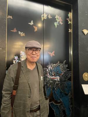 칠예가 전용복이 자신이 제작한 메구로가조엔 내 ‘옻칠 장식 엘리베이터’ 앞에서 포즈를 취하고 있다. 사진=서지혜 기자