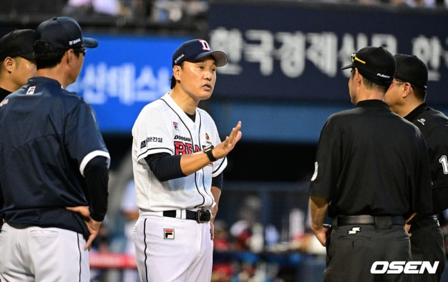 이승엽(가운데) 두산 감독이 5회 비디오 판독 끝에 판정이 번복되자 심판진에 항의하고 있다.