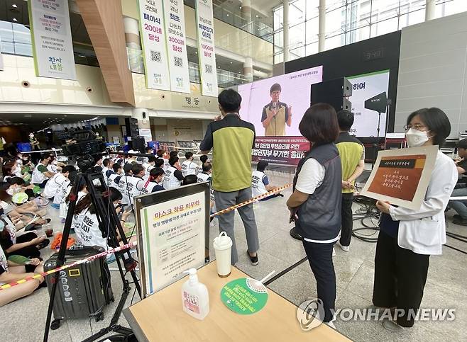 1인 시위를 하는 부산대병원 어린이병원 교수 (양산=연합뉴스) 이정훈 기자 = 부산대병원 노조 파업 14일째인 26일 경남 양산시 부산대병원 외래진료동 1층 로비에서 이 병원 노조원들이 파업대회를 하는 가운데 박수은 부산대병원 어린이병원 소아청소년과 교수(전 부산대어린이병원장)가 '부디 어린이환자 곁으로 돌아와 주시길 부탁드립니다'라고 적은 팻말을 들고 1인시위를 하고 있다. 2023.7.26 seaman@yna.co.kr