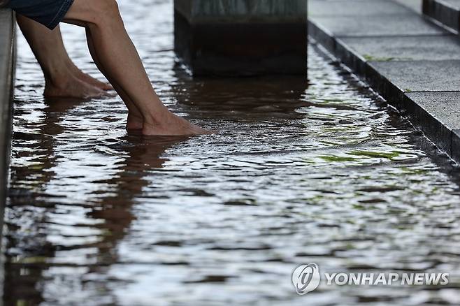 발이라도 시원하게 [연합뉴스 자료사진]