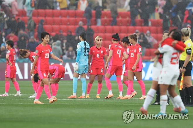 16강 전망 어두워진 여자 축구 (애들레이드=연합뉴스) 김주성 기자 = 30일 오후(한국시간) 호주 사우스오스트레일리아주 애들레이드의 하인드마시 스타디움에서 열린 2023 국제축구연맹(FIFA) 호주·뉴질랜드 여자 월드컵 H조 2차전 한국 대 모로코 경기.
    모로코에 0-1로 패해 16강 진출 전망이 어두워진 한국 여자 축구 대표팀 선수들이 아쉬워하고 있다. 2023.7.30 utzza@yna.co.kr