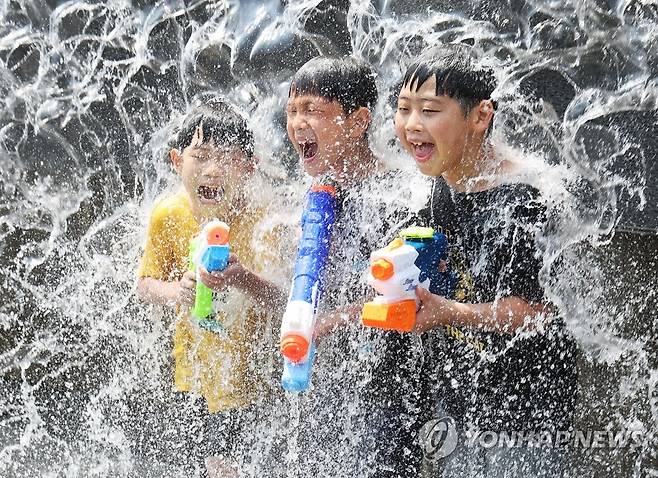 폭염 날려버려 (수원=연합뉴스) 홍기원 기자 = 전국 대부분 지역에 폭염 특보가 내려진 30일 오후 경기도 수원시 영통구 광교호수공원 신비한 물너미를 찾은 어린이들이 시원하게 쏟아지는 물을 맞으며 더위를 식히고 있다. 2023.7.30 xanadu@yna.co.kr