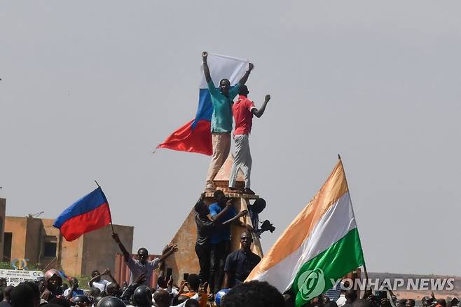니제르와 러시아 국기를 흔드는 니제르의 쿠테타 지지 시위대.  [AFP 연합뉴스 자료사진. 재판매 및 DB 금지]