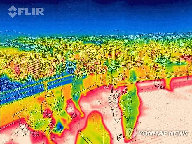 끓는 서울 (서울=연합뉴스) 류영석 기자 = 서울, 경기 등 중부지방에 폭염경보가 발효 중인 30일 오후 서울 남산에서 열화상카메라로 촬영한 도심 모습.
    사진 속 높은 온도는 붉은색으로, 낮은 온도는 푸른색으로 표시된다. 2023.7.30 ondol@yna.co.kr