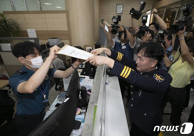 행정안전부의 경찰국 신설에 반대해 총경회의를 주도했다가 징계 처분을 받은 류삼영 총경(울산경찰청 치안지도관)이 31일 오전 서울 서대문구 경찰청 민원실에서 사직서를 제출하고 있다. 2023.7.31/뉴스1 ⓒ News1 신웅수 기자