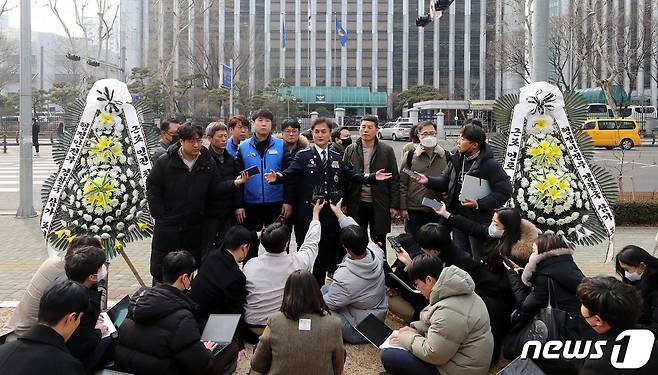 행정안전부 경찰국 신설에 반대하며 전국경찰서장(총경) 회의를 주도했던 류삼영 총경(전 울산중부경찰서장)이 6일 오후 서울 서대문구 경찰기념공원에서 열린 기자회견에서 지난 2일 단행된 총경급 정기 전보인사에 대한 입장을 밝히고 있다. 2023.2.6/뉴스1 ⓒ News1 김진환 기자