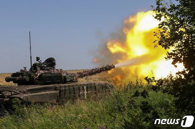 6일(현지시간) 우크라이나 하르키우 전선에서 병사가 러시아 군을 향해 탱크를 발포하고 있다. 2023.7.7 ⓒ 로이터=뉴스1 ⓒ News1 우동명 기자