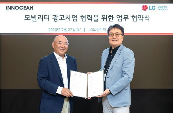 이노션은 LG전자와 모빌리티 광고사업 개발 협업을 위한 양해각서(MOU)를 체결했다. 사진은 이노션 조준희 신성장비즈니스본부장(왼쪽), LG전자 백기문 ID사업부장.[사진제공=이노션]