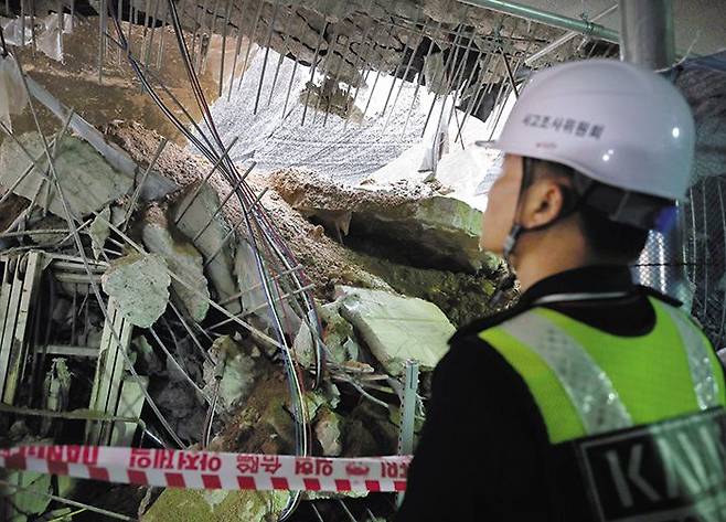 지하주차장 붕괴 사고와 관련해 정부가 LH 발주 아파트 91개 단지를 조사한 결과 15개 단지에서 철근이 빠진 것으로 나타났다. 사진은 지난 4월 지하주차장 붕괴 사고가 발생한 인천 검단 신도시 아파트. /뉴스1