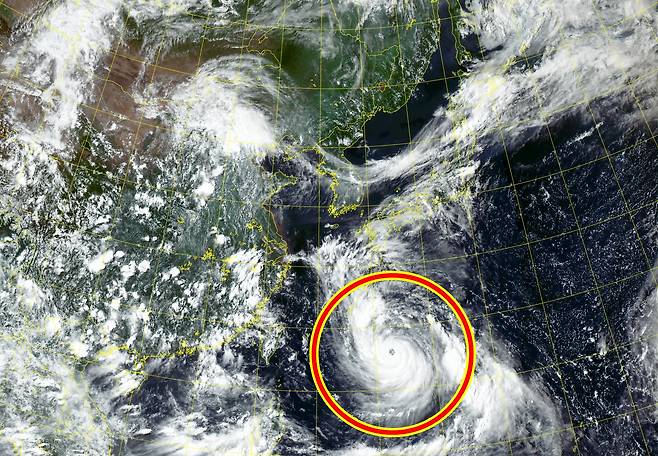31일 오후 3시 기준 제6호 태풍 '카눈' 위성 사진. 태풍의 눈(빨간 원)이 선명하게 보인다. /기상청