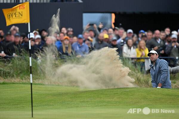 현재 미국프로골프(PGA) 투어 2022-23시즌 Strokes Gained: Total 부문 1위를 달리는 스코티 셰플러가 2023년 메이저 제151회 디오픈 챔피언십에서 멋진 벙커샷을 날린 모습이다. 사진제공=ⓒAFPBBNews = News1