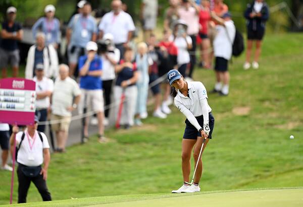 2023년 미국여자프로골프(LPGA) 투어 메이저 골프대회 아문디 에비앙 챔피언십 우승을 차지한 셀린 부티에가 그린 주변 샷을 하는 모습이다. 사진제공=아문디 에비앙 챔피언십_Philippe Millereau