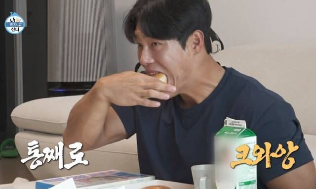 지난 28일 방송된 MBC 예능프로그램 '나 혼자 산다'에서 윤성빈이 치팅데이를 즐기는 모습이 공개됐다. 먹는 양을 어느 정도 통제하는 선에서 치팅데이를 즐기면 다이어트 효과를 높일 수 있다./사진=MBC 예능 프로그램 ‘나 혼자 산다’ 캡처